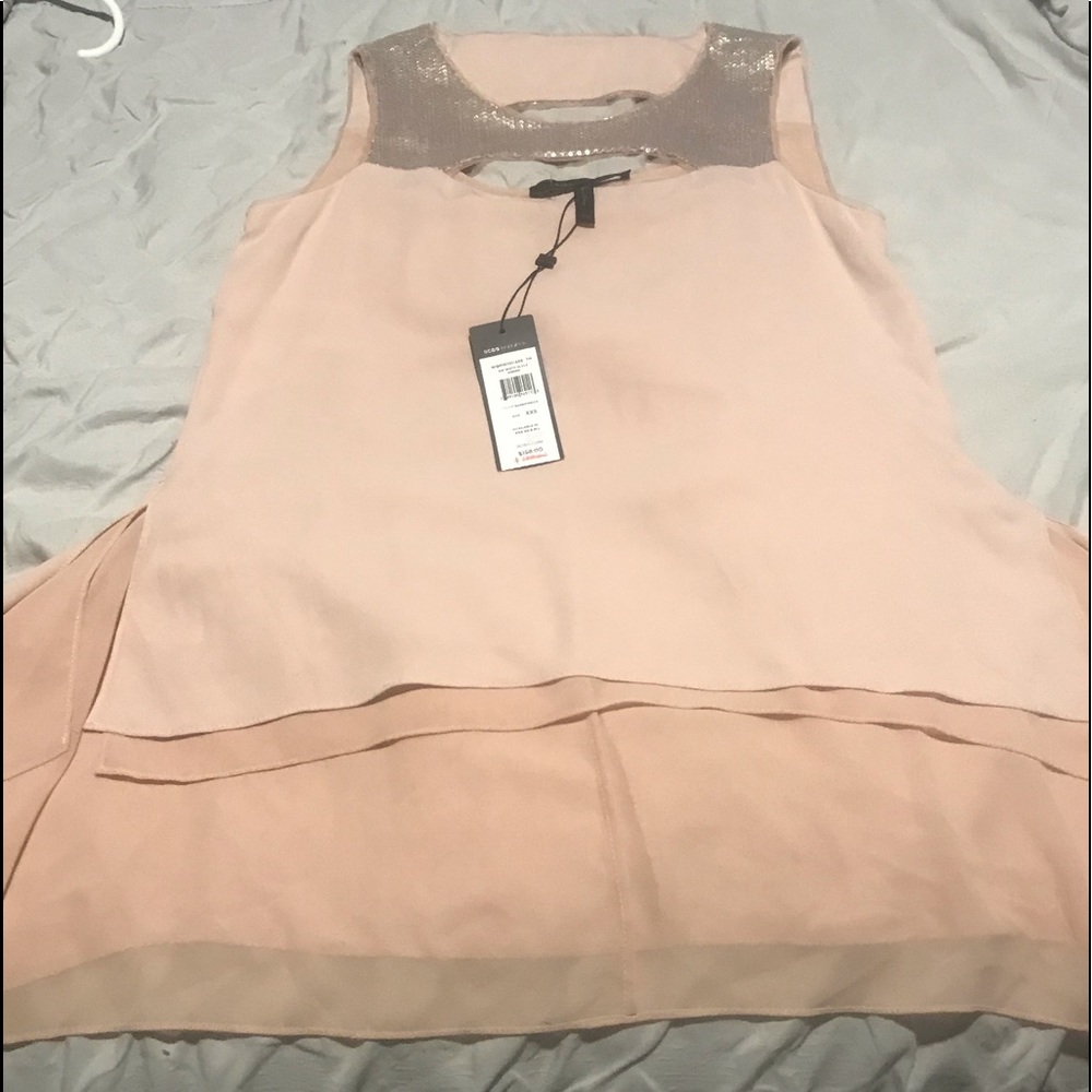 BCBG flowy Top Cut-out
